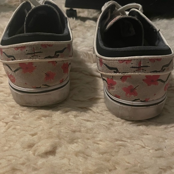 One of a kind Nike athletic shoes mens size 9 - Picture 4 of 7